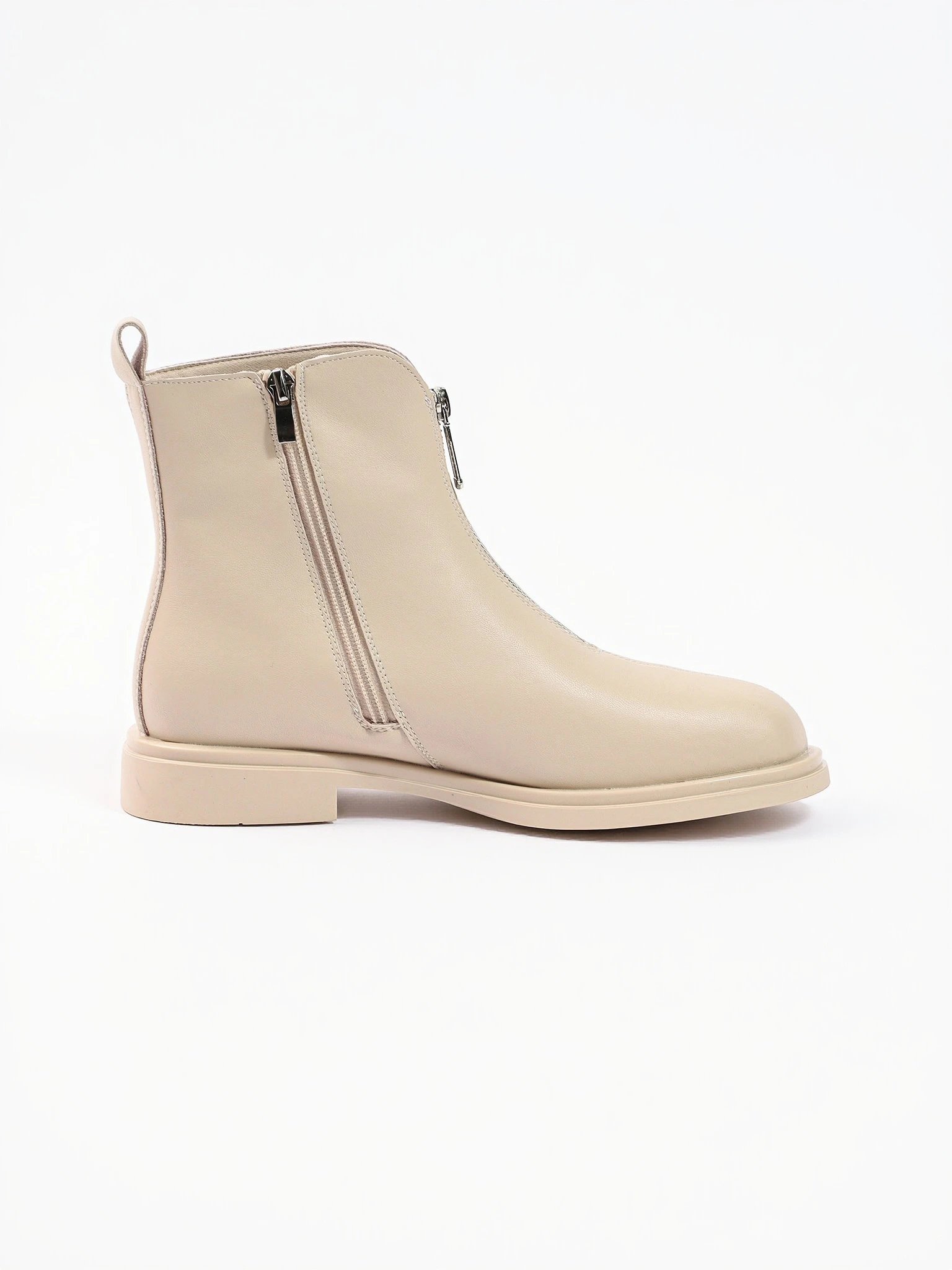 Ботинки светло-бежевого цвета с декоративным замком